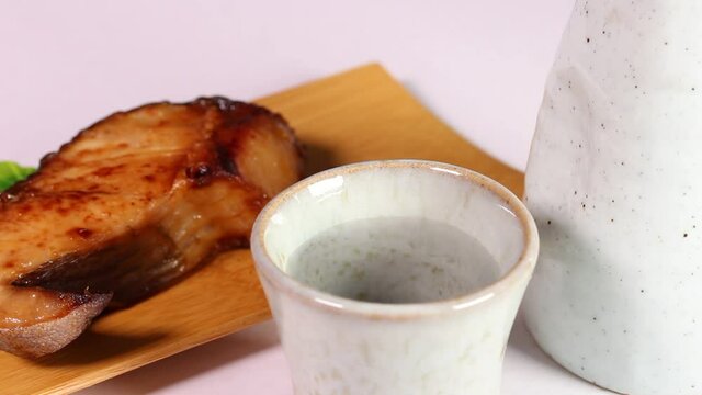 銀鱈の醤油漬け焼きと日本酒　回転