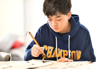 習字の勉強をする男の子
