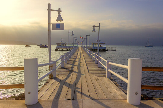 Atardecer en Muelle de Bahia de Paracas Peru