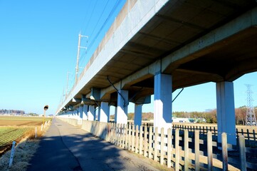 線路　高架橋　道　風景　冬