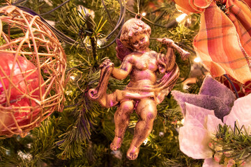 ツリーに吊るした金色の天使やリボンなどのクリスマスツリーオーナメント