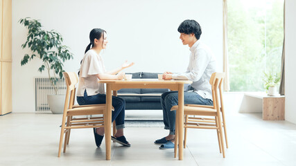 部屋で会話する男女