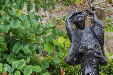 Obraz premium oriental japanesse statue in garden