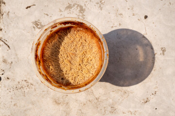 Cama de hongo extendido en bote de salsa circular, cenital