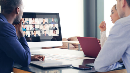 Multiraciale mensen die een videoconferentie houden. Webconferentie. Online vergadering. Televergadering. Werken op afstand.