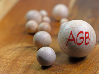 Holzkugel mit dem Aufdruck AGB
