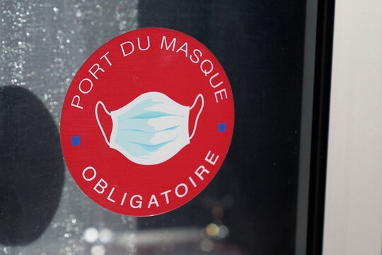port du masque obligatoire text french means mask required sign on windows store restaurant entrance against covid 19 coronavirus