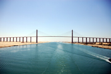 Obraz premium スエズ運河を航行