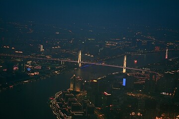 Nachtansicht der Nanpu-Brücke über den Huangpu-Fluss in Shanghai - eine sehr beeindruckende Brücke in einer modernen Stadt