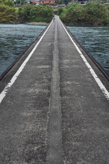 高知県にある最後の清流「四万十川」の岩間沈下橋