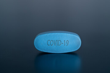 Obraz na płótnie Canvas Covid-19 antiviral drug pill on black background