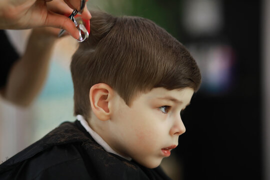 Kids Hair Cut Images – Browse 112,553 Stock Photos, Vectors, and Video |  Adobe Stock