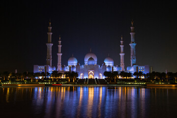 Fototapeta na wymiar Sheikh Zayed mosque in night