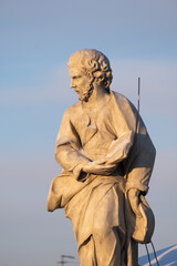 Obraz premium Stone sculptures on the roof of the temple