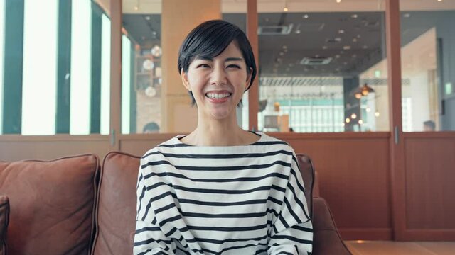 話をする女性　インタビュー　ビデオ通話