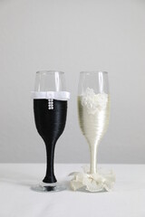 Two glasses decorated as if they were the bride and groom, a gift that symbolizes 
their love and is for home decoration
