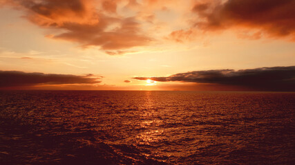 Fototapeta na wymiar sunset on ocean 