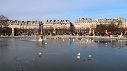 Gel en hiver dans la ville de Paris, avec de la glace sur une fontaine du jardin des Tuileries et...