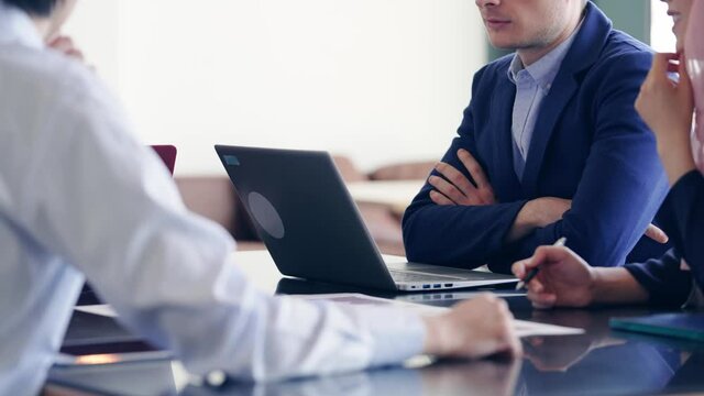 ミーティングする人々　グローバルビジネス