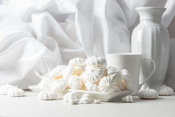 Fototapeta na wymiar Small white meringues .