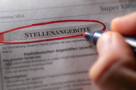 Das Wort Stellenangebote in deutscher Sprache in einer Tageszeitung