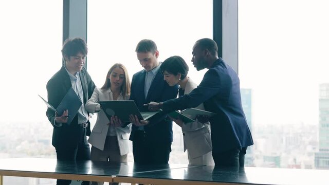 ミーティングする多国籍グループ　グローバルビジネス