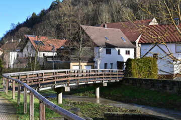 Ebelsbach mit dem Bach in Ebelsbach und Holzbrücke Brücke mit Wohnhäusern, Franken, Bayern, Deutschland