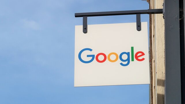 Enseigne / logo de la marque Google, grande entreprise am&eacute;ricaine du secteur du num&eacute;rique faisant partie des GAFA / GAFAM, sur fond de ciel bleu &ndash; septembre 2021 (France)