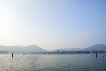 西湖に浮かぶ島小瀛州から眺める湖上の灯篭