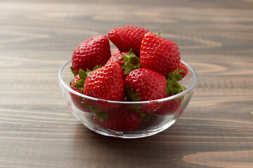 ガラスボウルに盛り付けられた旬の甘いイチゴ