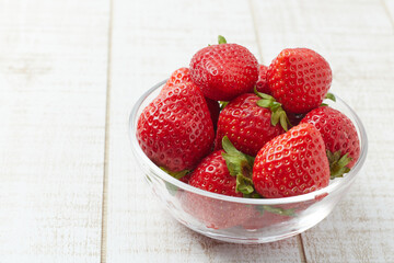 ガラスボウルに盛り付けられた旬の甘いイチゴ