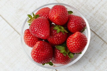 ガラスボウルに盛り付けられた旬の甘いイチゴ