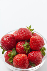 ガラスボウルに盛り付けられた旬の甘いイチゴ
