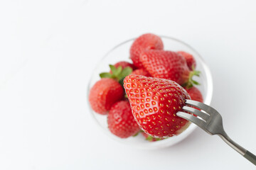 フォークで食べる甘い完熟の苺