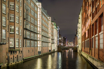 Naklejka premium Herrengrabenfleet Hamburg abends entzerrt Lichter