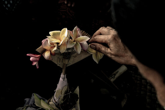 a hand of a woman is preparing something for the ceremony