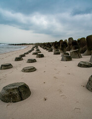 Tetrapoden als Küstenschutz am Strand von Hörnum Insel Sylt