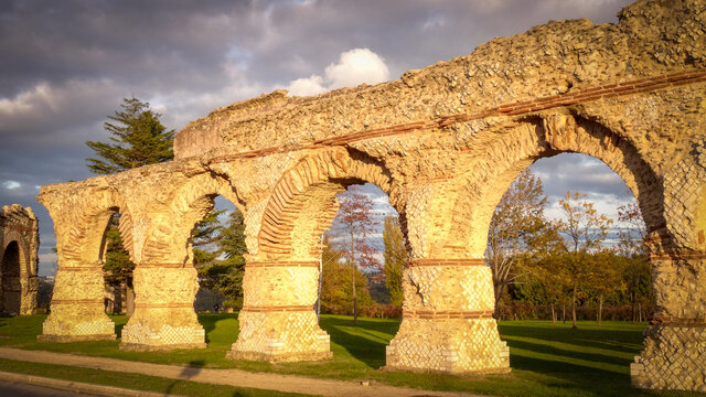 Aqueduc Romain du Gier &agrave; Chaponost au coucher du soleil, proche de Lyon, France -  Ancient Roman Gier Aqueduct at Chaponost, neart Lyon, France
