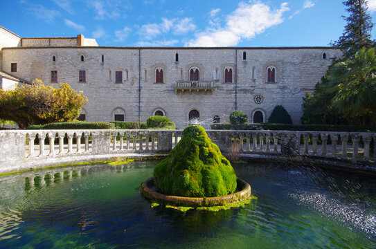 The circular fountain in the garden of the Abbey of Santa Maria d'Arabona - Manoppello - Abruzzo