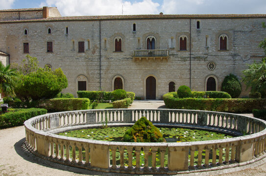 The circular fountain in the garden of the Abbey of Santa Maria d'Arabona - Manoppello - Abruzzo