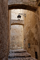 Diese Torbögen sind in der Altstadt von Monopoli, Apulien, Italien zu sehen