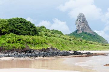 O belíssimo Morro do Pico no ponto mais alto do Arquipélago de Fernando de Noronha, com 323...