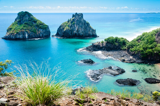 A atra&ccedil;&atilde;o mais peculiar do Arquip&eacute;lago de Fernando de Noronha &eacute; o Morro dois Irm&atilde;os, que fica na praia do Cacimba do Padre. As forma&ccedil;&otilde;es rochosas s&atilde;o os seios do Arquip&eacute;lago. 