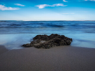 Roca en la playa