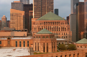 Fototapeta premium modern and historic cityscape in chicago illinois at sunset