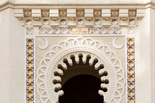 D&eacute;tail de la fa&ccedil;ade d'une chapelle mauresque du 19e si&egrave;cle avec rosace et c&eacute;ramiques. Villa alg&eacute;rienne, Cap Ferret, village de l'Herbe, Arcachon