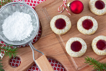 Weihnachtsplätzchen Husarenkrapfen auf Holzbrett
