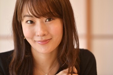 Fototapeta premium 室内にて微笑む若く美しい女性のポートレート