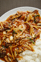 A Chinese dish made of thinly sliced meat and seafood, stir-fried and thickened