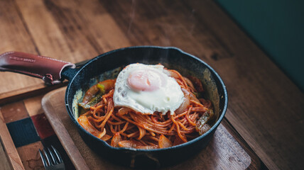 ナポリタンの上に目玉焼きを乗せる